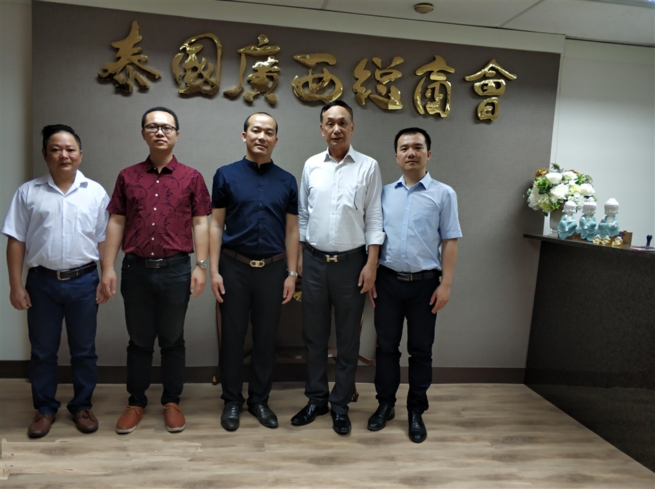 從左往右依次為國際部合伙人林健偉先生（左一），國際部總監(jiān)吳琪先生（左二），執(zhí)行董事粟宥朝先生（左三），商會主席李宇明（右二），國際部合伙人黃文超先生（右一）