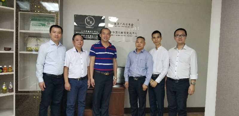 國(guó)際部合伙人黃文超（左一），林健偉（左二）國(guó)際部總監(jiān)吳琪（右一）執(zhí)行董事粟宥朝（左三），泰國(guó)廣西總商會(huì)副主席劉漢政（右二），泰國(guó)華人青年商會(huì)會(huì)長(zhǎng)助理黃志乾(右三)