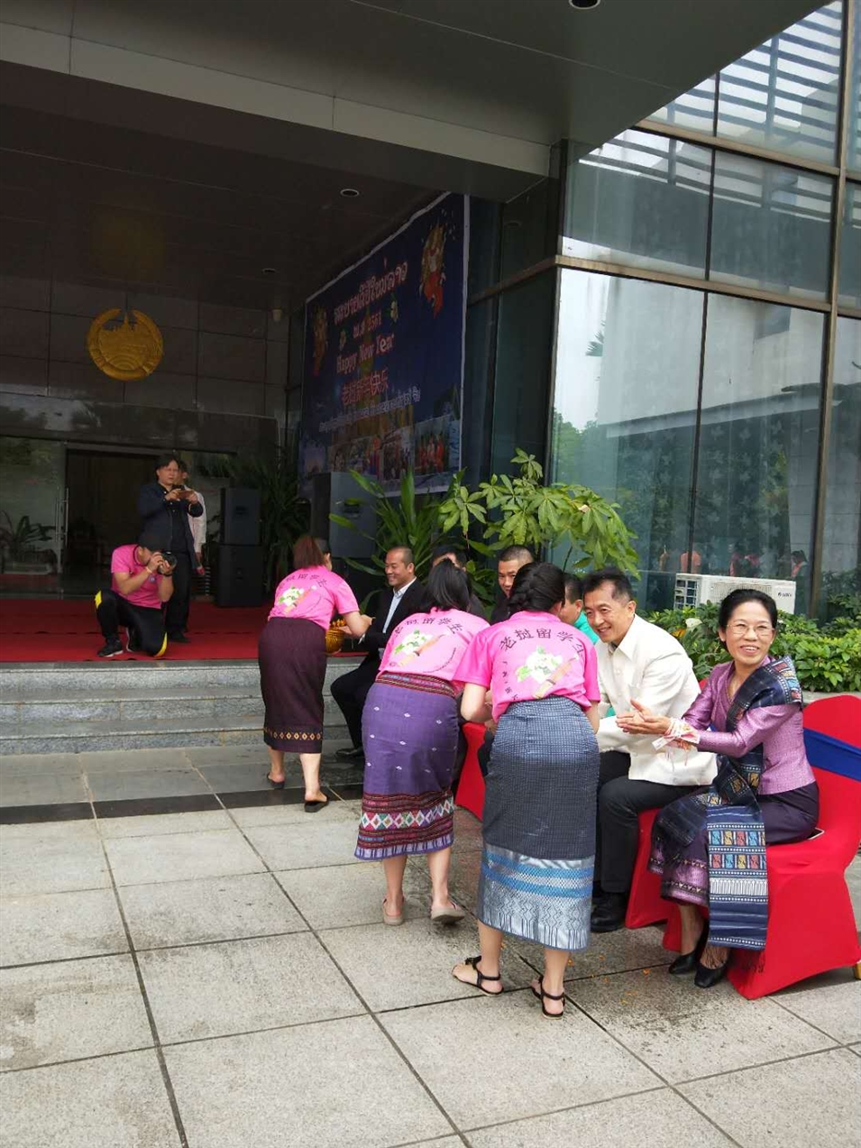 老撾駐廣西留學(xué)生代表將浸有花瓣的香水灑客人的手上，表示對嘉賓的美好祝福（圖二）