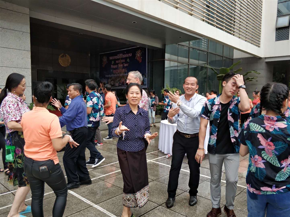 老撾駐南寧總領(lǐng)事萬?！ぞS麗雅彭女士與廣西金沛教育執(zhí)行董事粟宥朝先生一起在總領(lǐng)事館廣場載歌載舞