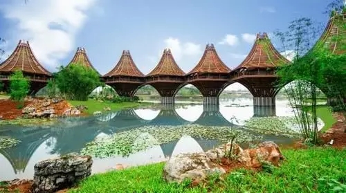 圖為中國-東盟友誼館。該建筑以廣西的風(fēng)雨橋?yàn)樵?，寓意“手拉手，心連心”。表達(dá)中國與東盟十國睦鄰友好、合作共贏之意。