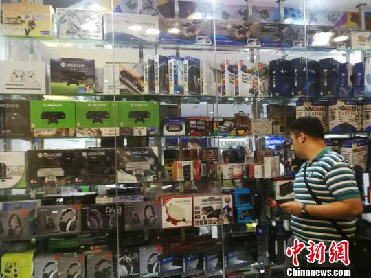 菲律賓統(tǒng)計局(Philippine Statistics Authority)5日發(fā)布10月份全國勞動力調(diào)查報告顯示，2018年10月就業(yè)不足率降至13.3%，而2017年10月為15.9%。圖為馬尼拉馬卡蒂一商場，貨品充足，青年人消費暢旺。 關(guān)向東 攝