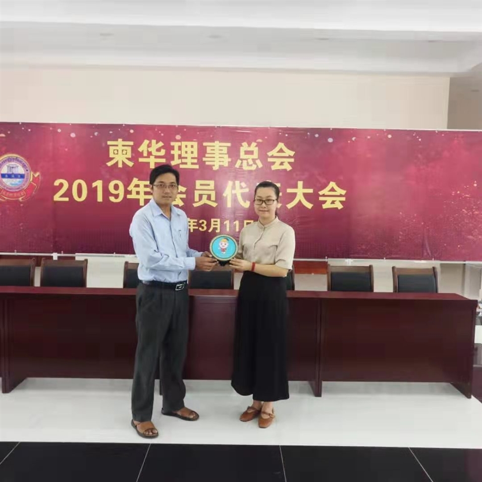 與柬華理事總會(huì)鐘耀輝秘書(shū)長(zhǎng)合影，并交換了紀(jì)念品