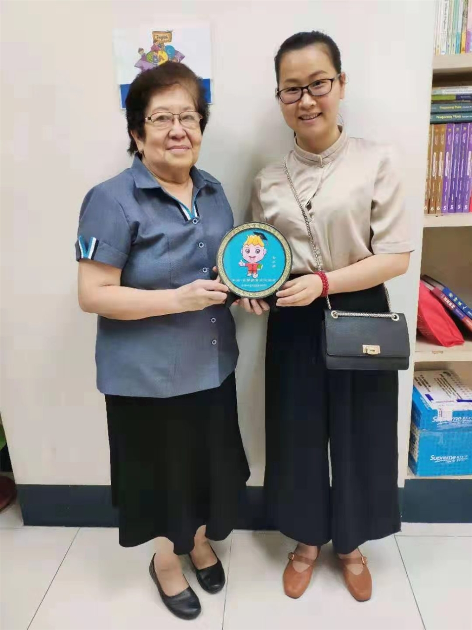 與嘉南中學(xué)許麗玲副校長(zhǎng)合影 與嘉南中學(xué)許麗玲副校長(zhǎng)合影