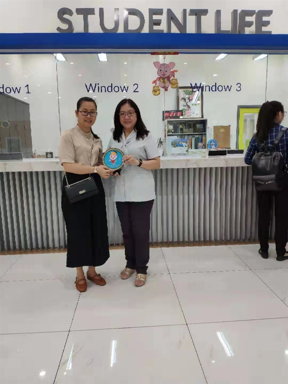 與中正學(xué)院的胡惠蓮主任合影 與中正學(xué)院的胡惠蓮主任合影