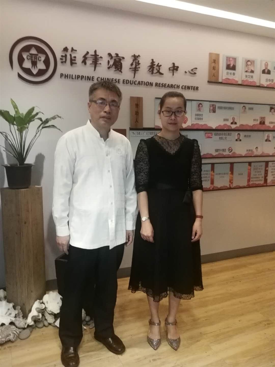 與菲律賓華教中心主任林有耐合影 與菲律賓華教中心主任林有耐合影