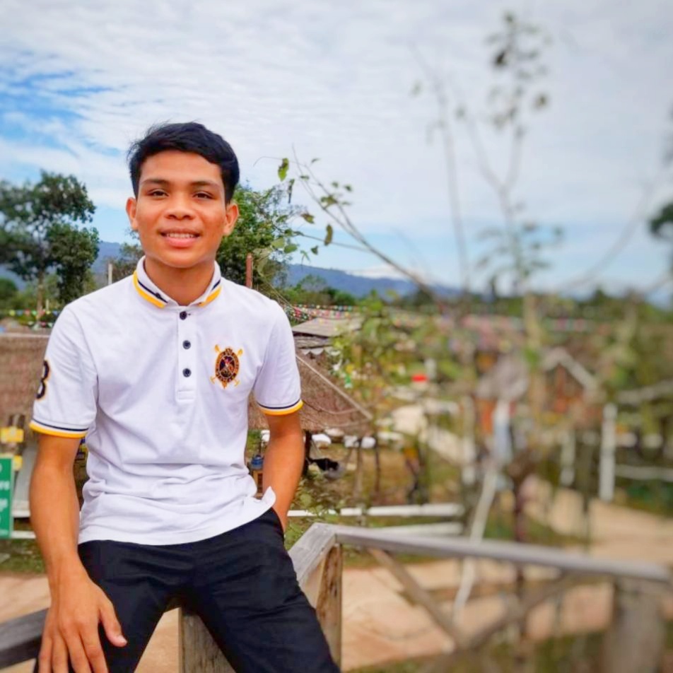 何冀南，柬埔寨人 老撾國(guó)立大學(xué)建筑學(xué)院城市規(guī)劃專(zhuān)業(yè)
