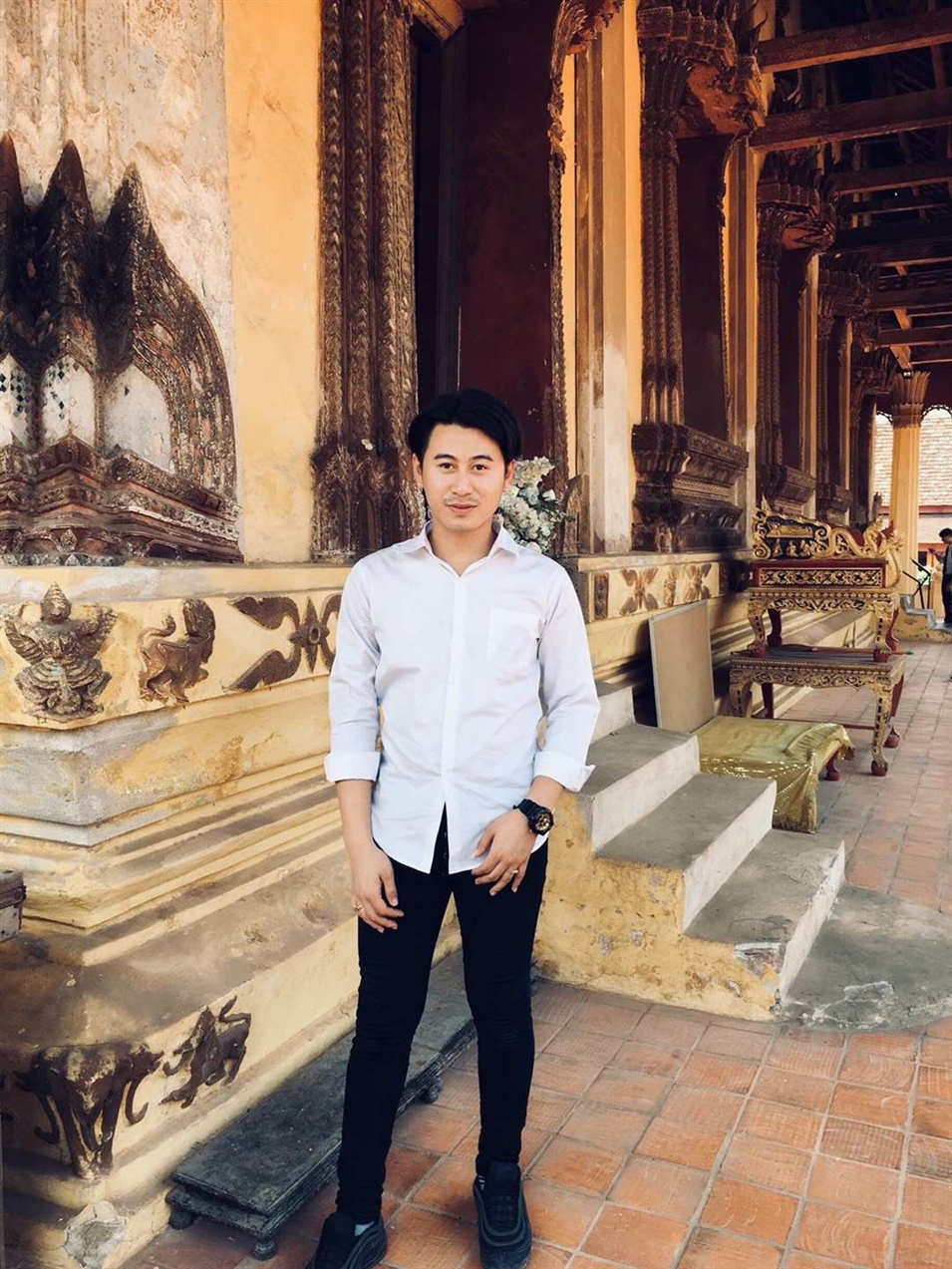 基諾，老撾首都萬(wàn)象人，老撾國(guó)立大學(xué)文學(xué)院德語(yǔ)系大二學(xué)生， 